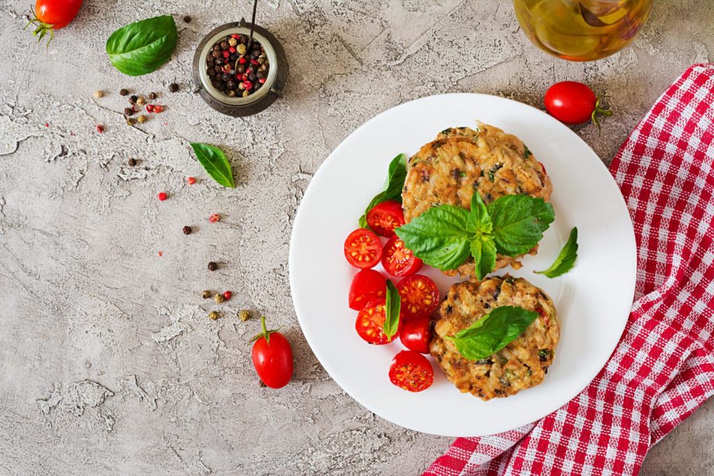 Insalata gustosa di melanzane, ceci neri, mandorle arrosto e coriandolo