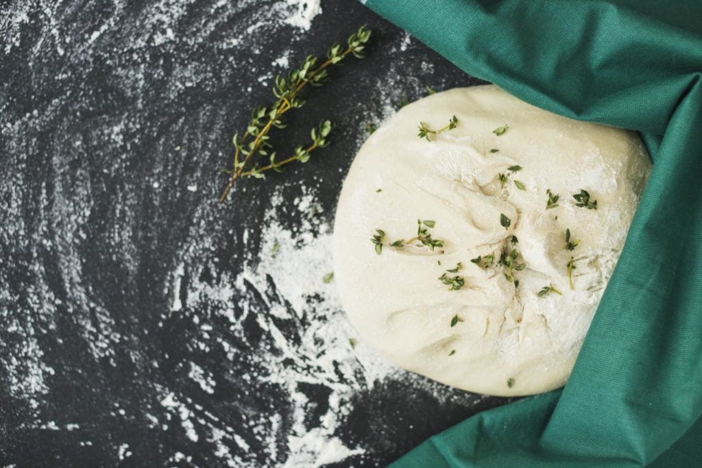 Spianatine di orzo e farro con foglie di timo, limone e formaggio
