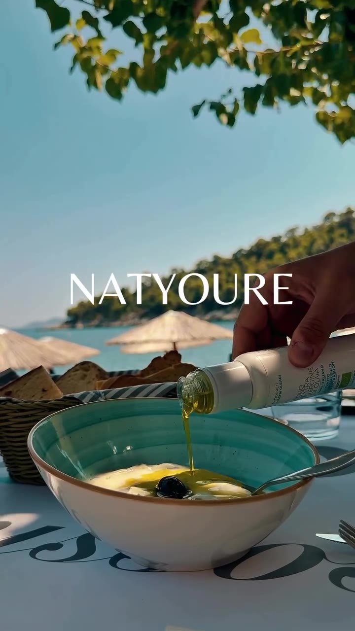 Olio Natyoure versato su un piatto vicino al mare