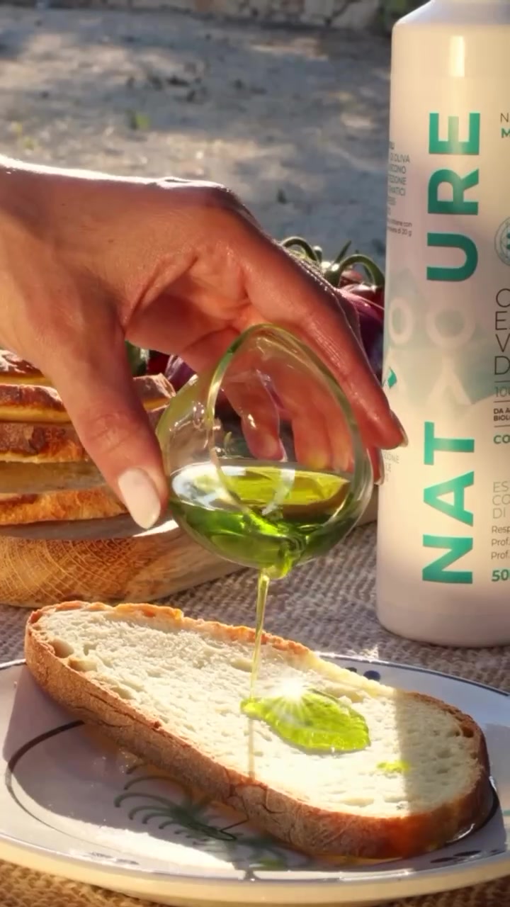 Olio Natyoure versato sul pane, tra gli ulivi